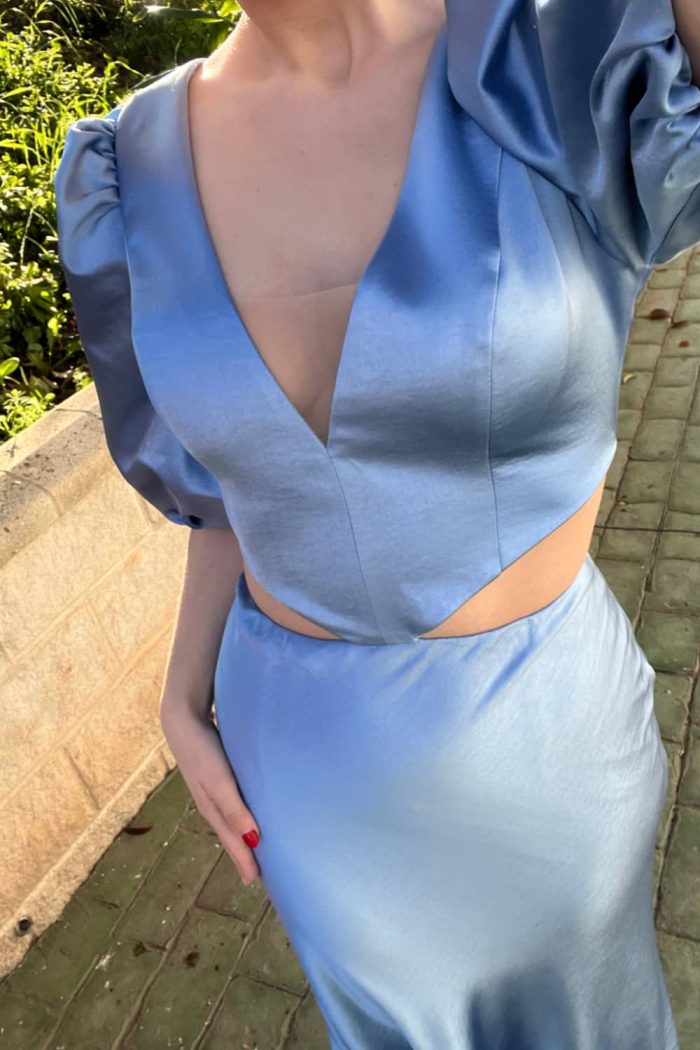 Detalle del vestido de fiesta midi cut out manga abullonada 2408 en color azul