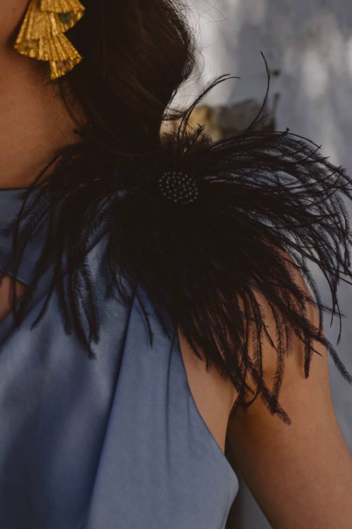 Detalle de pluma en estido de fiesta midi liso con lazada al cuello 2402 en color azul