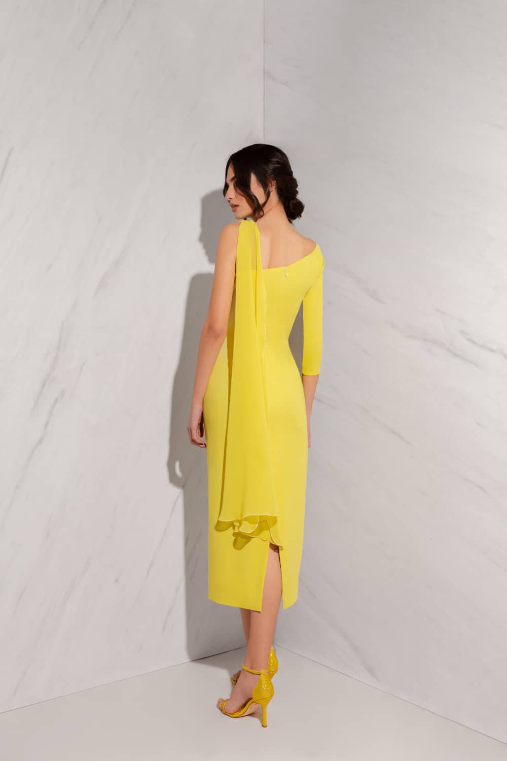 Vestido de fiesta midi asimétrico con chal 2401 en color limón de espalda