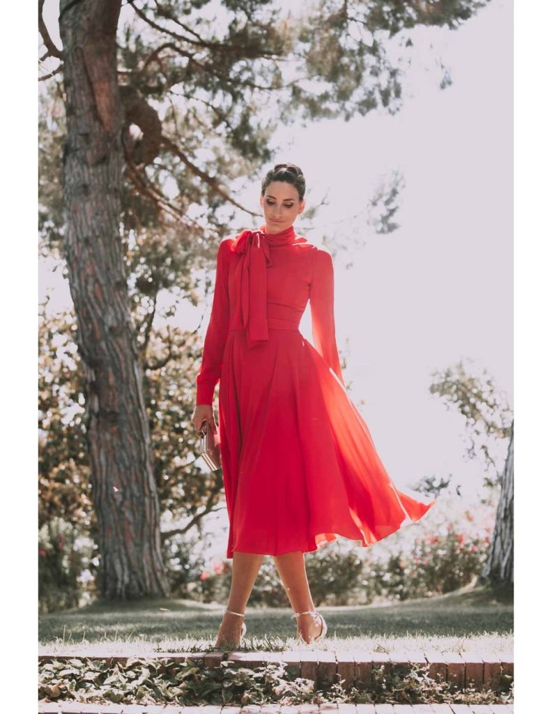 vestido midi rojo con manga larga y falda de tablas miss cavallier